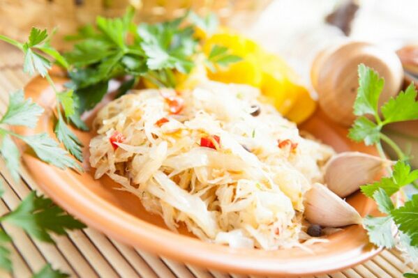 Salade de gingembre et de chou au menu des hommes avec des problèmes de puissance