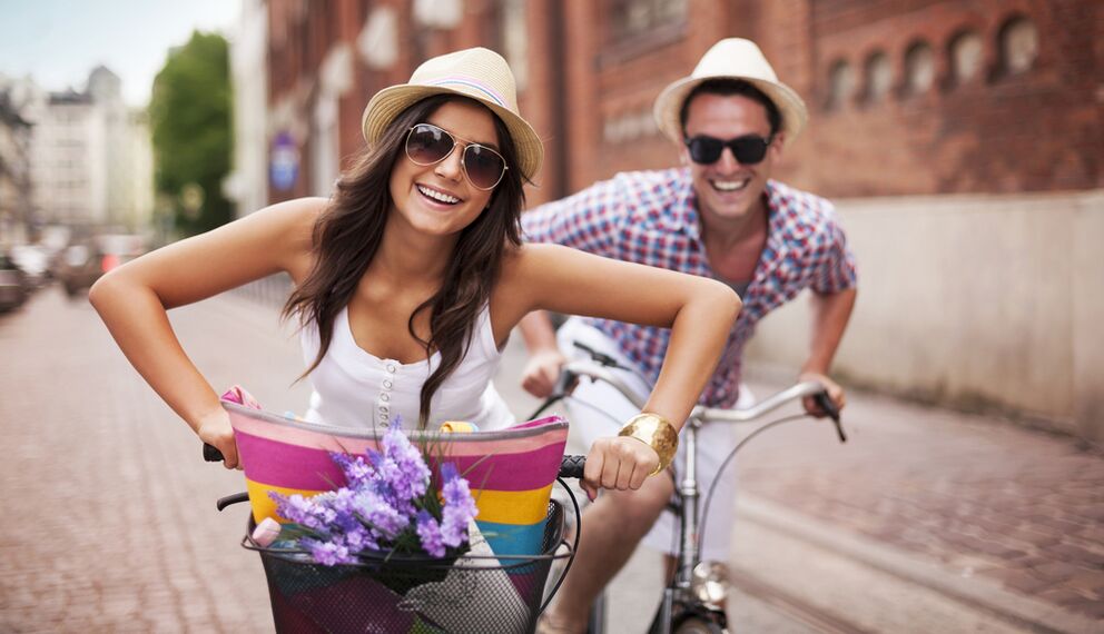 Femme avec un homme à vélos
