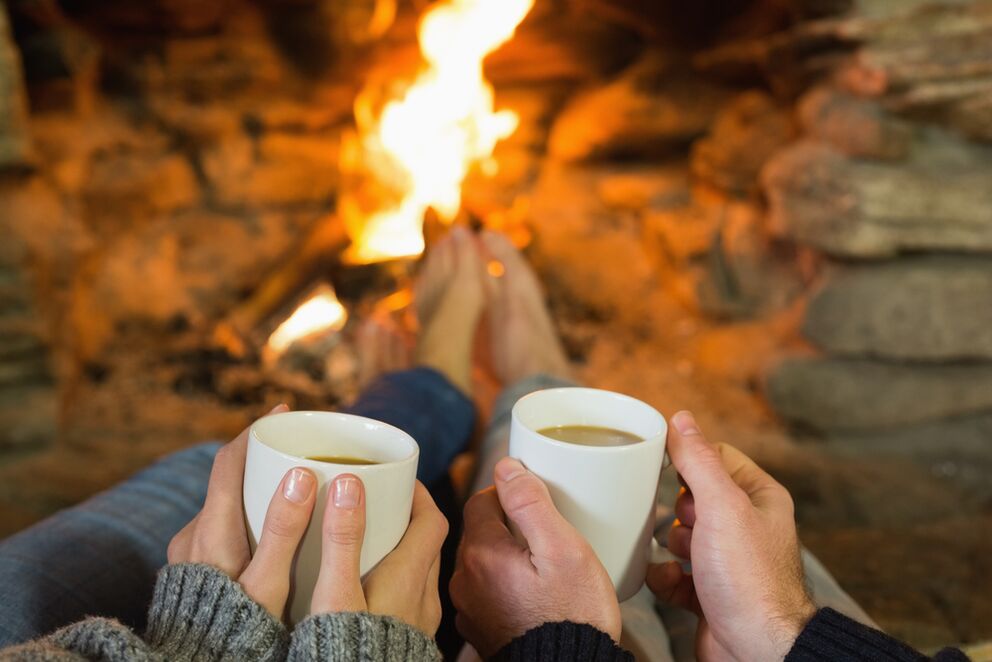Le couple devant le feu de joie